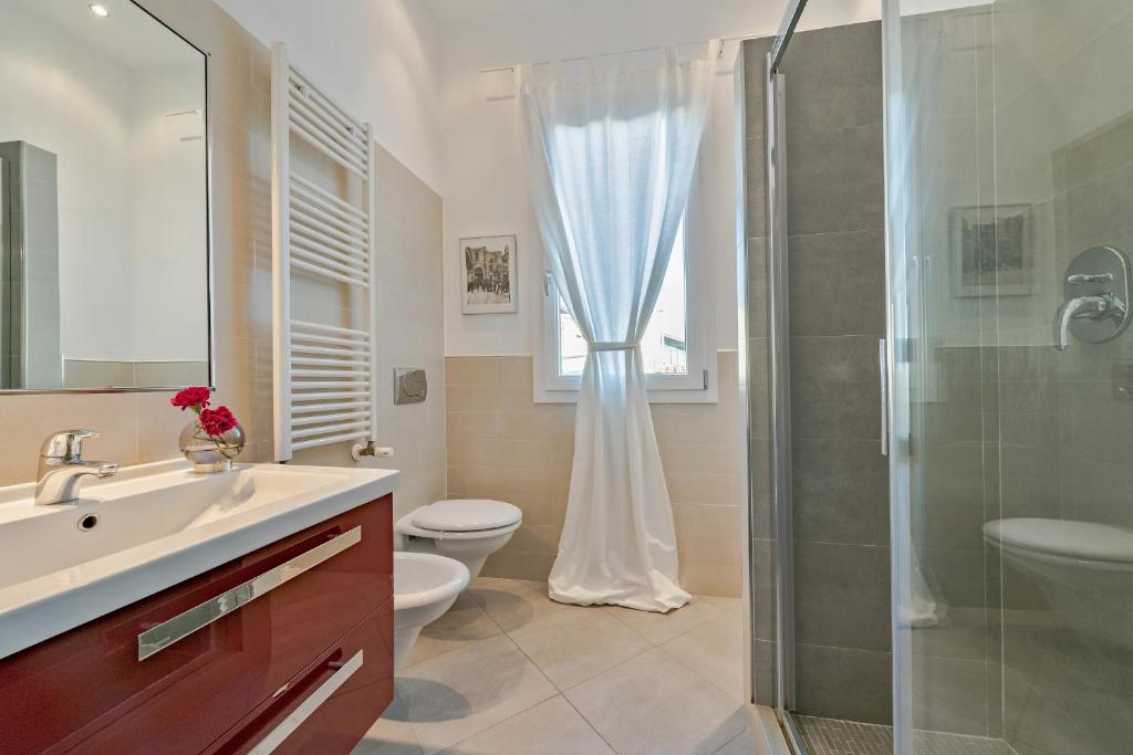 Апартаменты (Апартаменты с 3 спальнями и террасой - Via Sant' Antonino 27), Apartments Florence- Duomo