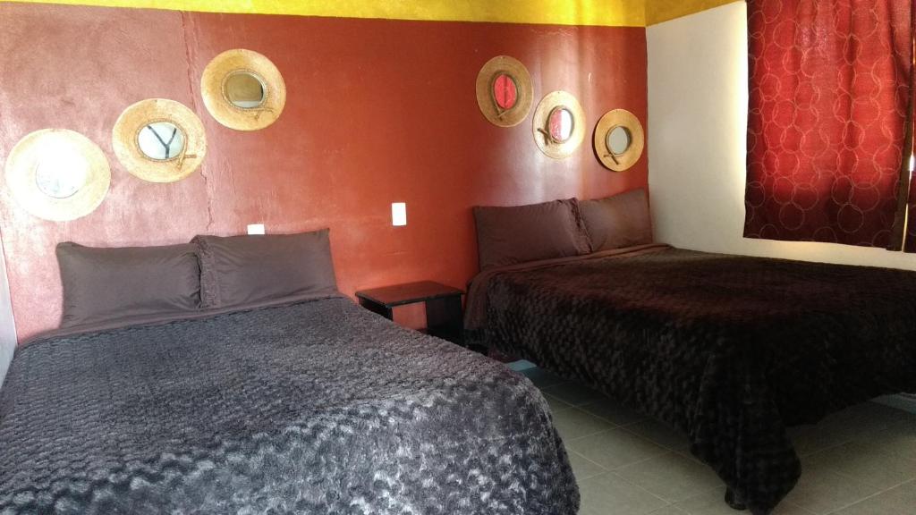 Двухместный (Двухместный номер с 2 двуспальными кроватями) отеля Hotel Posada El Camino, Чингнауапан