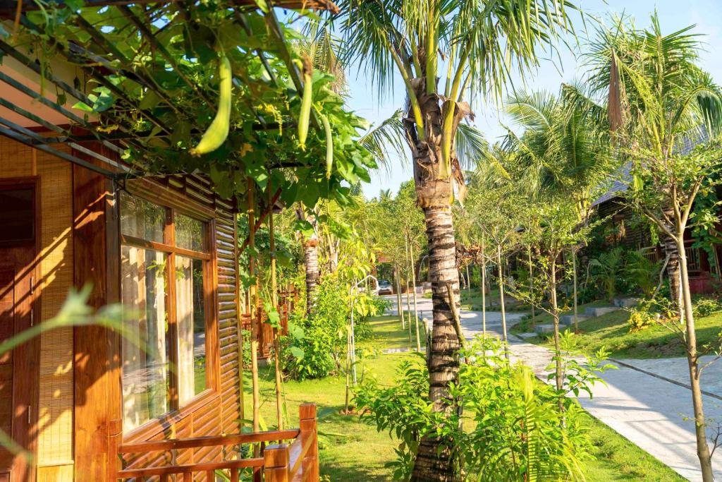Номер (Бунгало с видом на сад) отеля Phu Quoc Bambusa Resort, Дуонг-Донг