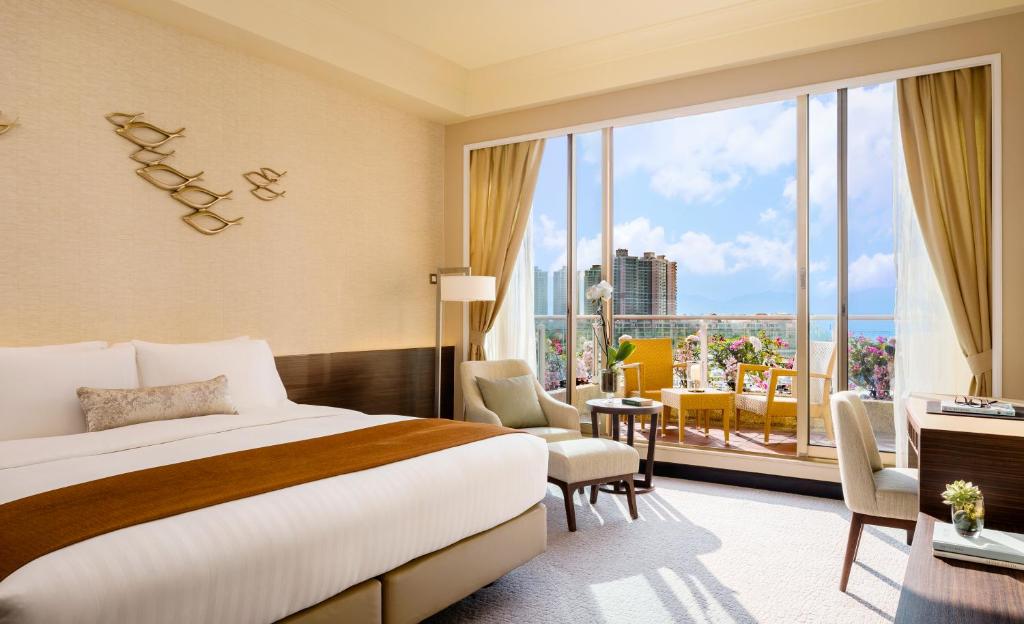 Двухместный (Deluxe Seaview King Room with Balcony) отеля Hong Kong Gold Coast Hotel, Гонконг (город)