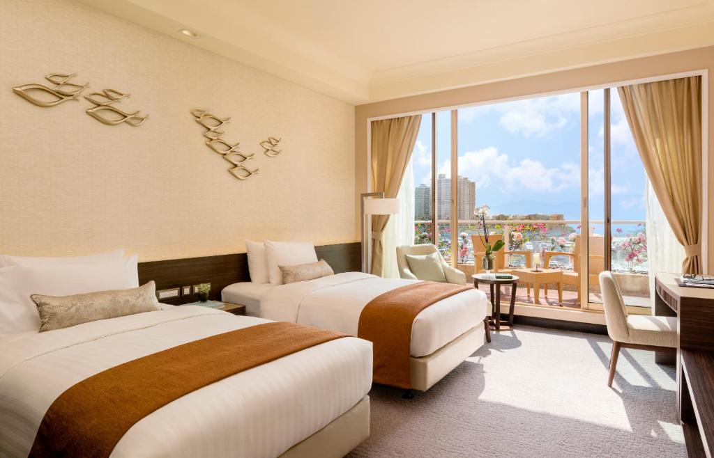 Двухместный (Deluxe Seaview Twin Room with Balcony) отеля Hong Kong Gold Coast Hotel, Гонконг (город)