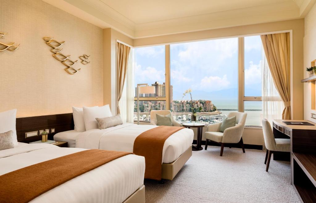 Двухместный (Двухместный номер Делюкс с 2 отдельными кроватями и видом на море) отеля Hong Kong Gold Coast Hotel, Гонконг (город)