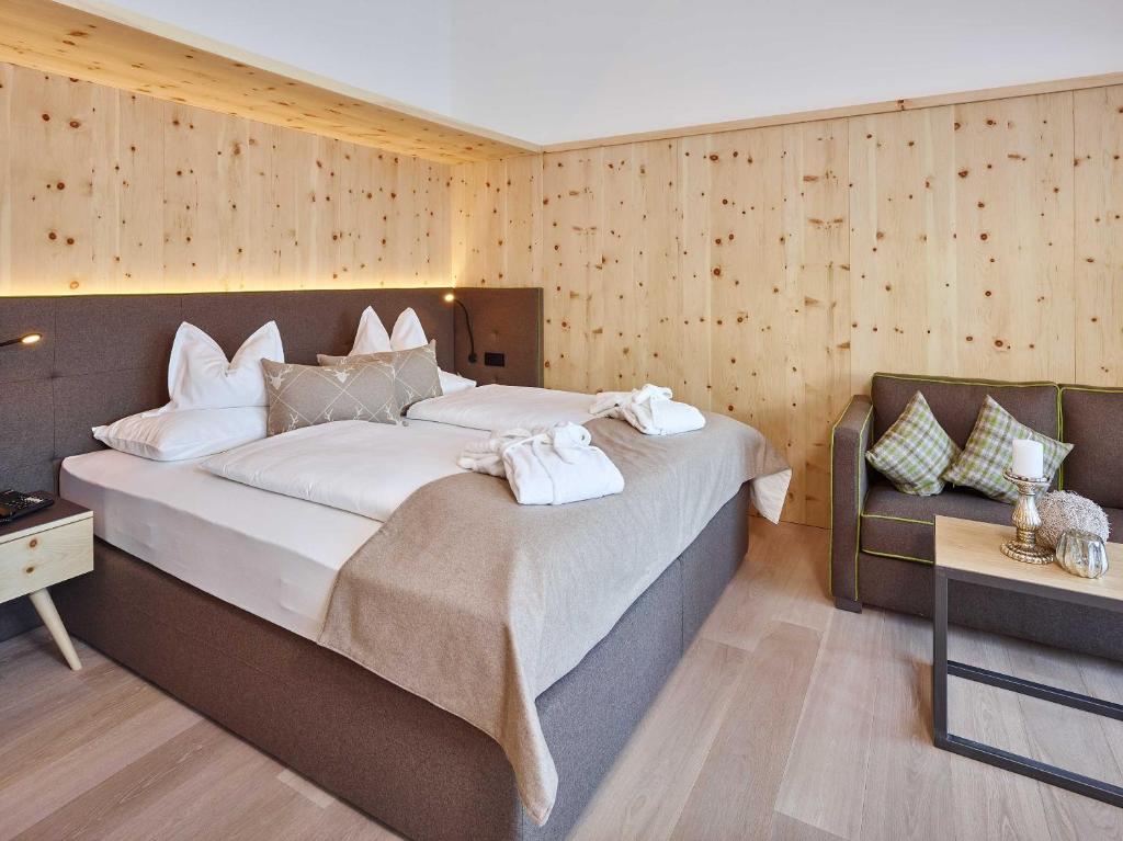 Двухместный (Двухместный номер Делюкс с 1 кроватью или 2 отдельными кроватями и балконом) отеля Alpeiner - Nature Resort Tirol, Нойштифт