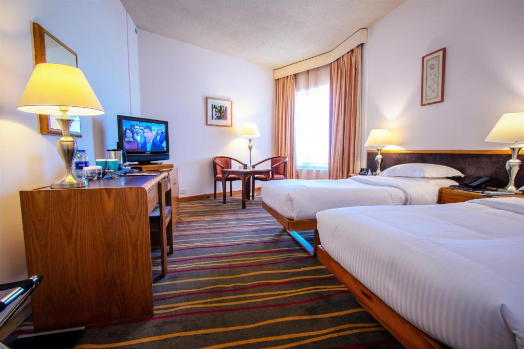 Двухместный (Двухместный номер Делюкс Rustic с 2 отдельными кроватями и видом на город) отеля Bin Majid Beach Hotel, Рас-эль-Хайма