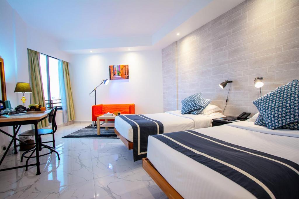 Двухместный (Двухместный номер «Премиум» Rustic с 2 отдельными кроватями и видом на город) отеля Bin Majid Beach Hotel, Рас-эль-Хайма