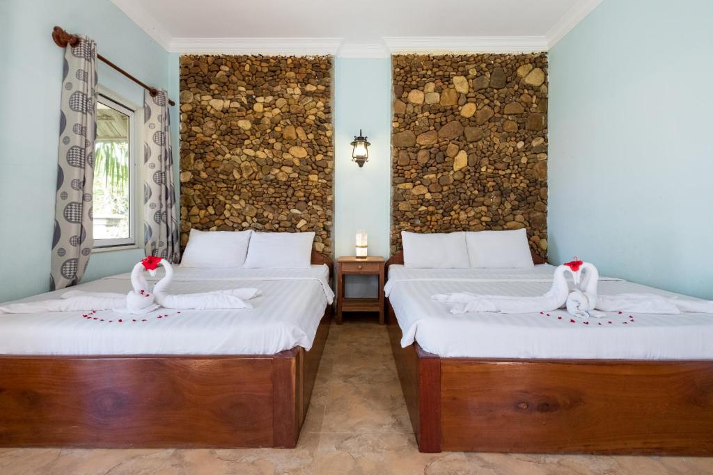 Семейный (Двухместное бунгало Делюкс с 2 отдельными кроватями и видом на горы) гостевого дома Kep Bungalows, Кеп
