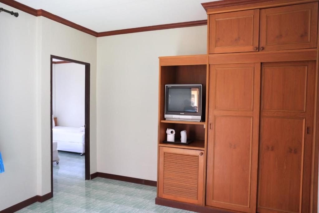 Трехместный (Номер Делюкс с гостиной (для 3 взрослых)) курортного отеля Shangrilah Bungalow, Самуи