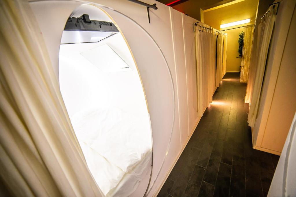 Номер (Двухместная капсула в общем номере для мужчин и женщин) хостела Sleep&Go, Прага