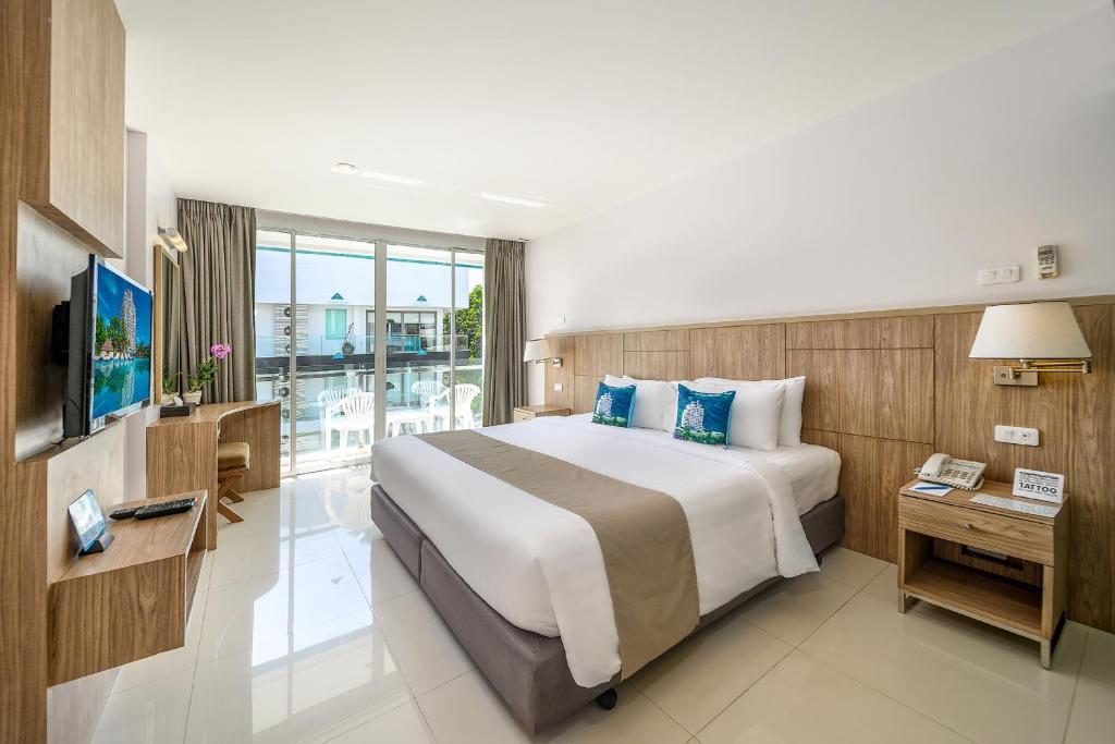 Двухместный (Улучшенный номер с видом на город — Крыло ABSC) курортного отеля Andaman Beach Suites, Пхукет