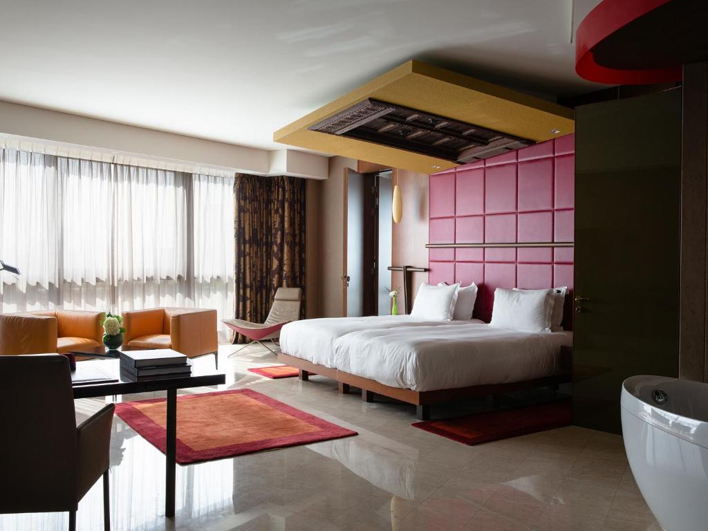 Четырехместный (Клубный номер с привилегиями люкса) отеля Jumeirah Creekside, Дубай