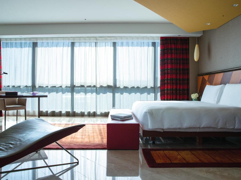 Сьюит (Люкс с 1 спальней, люкс-привилегиями и возможностью посещения частного пляжа) отеля Jumeirah Creekside, Дубай
