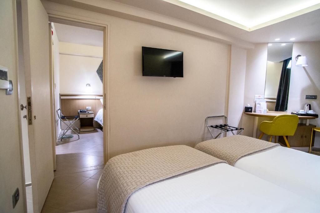 Семейный (Смежные двухместных номера с 1 кроватью или 2 отдельными кроватями, боковой вид на море) отеля Emmantina Hotel, Афины