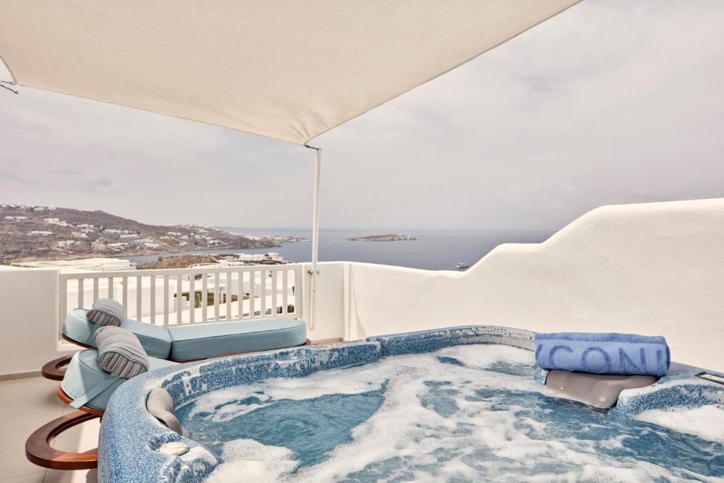 Сьюит (Полулюкс «Закат» с гидромассажной ванной на открытом воздухе, вид на море) отеля Myconian Kyma, Design Hotel, Миконос