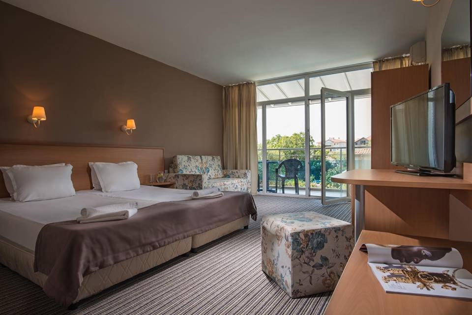 Двухместный (Двухместный номер Делюкс с 1 кроватью и видом на бассейн (для 2 взрослых и 2 детей)) отеля Hotel Eskada Beach - Все включено, Ахтопол