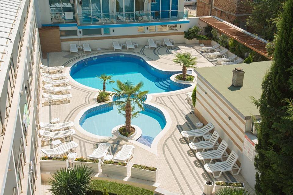 Двухместный (Двухместный номер Делюкс с 1 кроватью и видом на бассейн (для 2 взрослых и 1 ребенка)) отеля Hotel Eskada Beach - Все включено, Ахтопол
