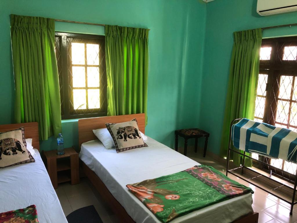 Трехместный (Трехместный номер Делюкс) отеля Araliya Holiday Bungalow, Канди