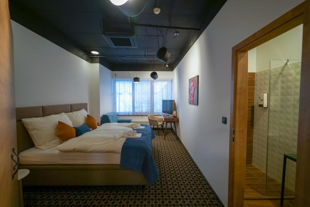 Трехместный (Бюджетный трехместный номер), NEW! Boutique Capsule Hostel CHORS