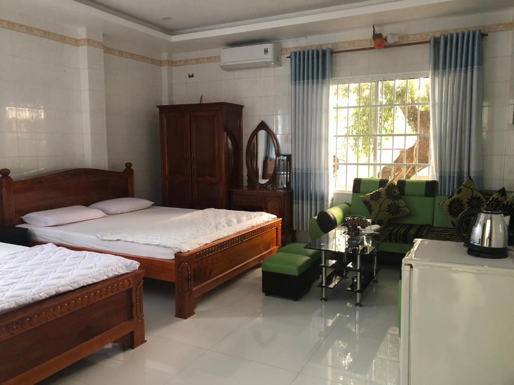 Четырехместный (Четырехместный номер Делюкс) отеля Thien Thanh Hotel, Виньлонг