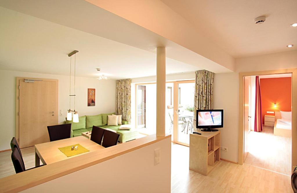 Апартаменты (Улучшенные апартаменты с 2 спальнями и террасой) гостевого дома Pension Bergkristall, Бранд