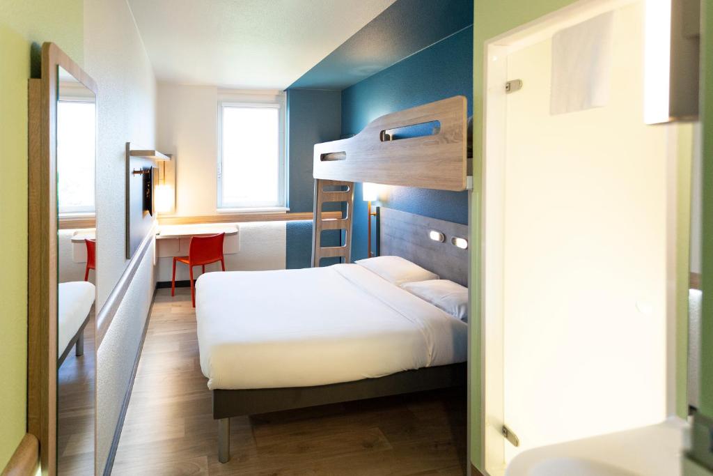 Трехместный (Трехместный номер с двуспальной кроватью и двухъярусной кроватью) отеля ibis budget Genève Aéroport, Женева