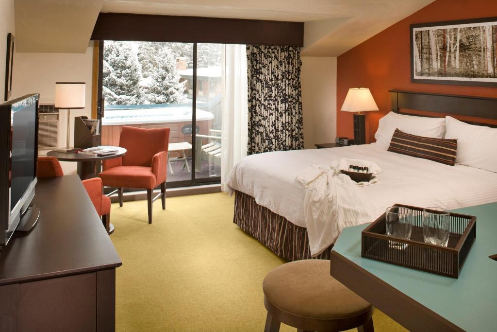Сьюит (Люкс с кроватью размера «king-size» и гидромассажной ванной) отеля Hotel Aspen, Аспен