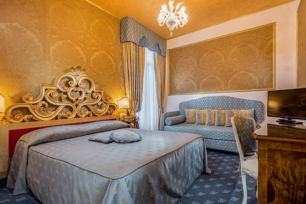 Трехместный (Улучшенный двухместный номер с 1 кроватью и дополнительной кроватью) отеля Hotel Giorgione, Венеция