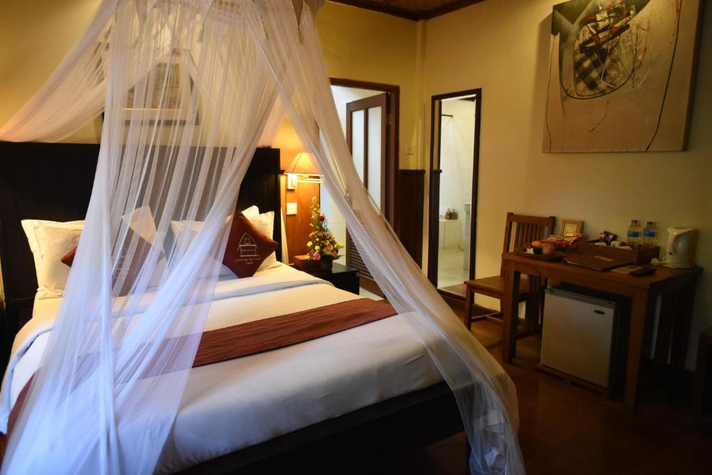 Двухместный (Улучшенный двухместный номер с 1 кроватью или 2 отдельными кроватями) отеля Lumbung Sari Ubud Hotel, Убуд