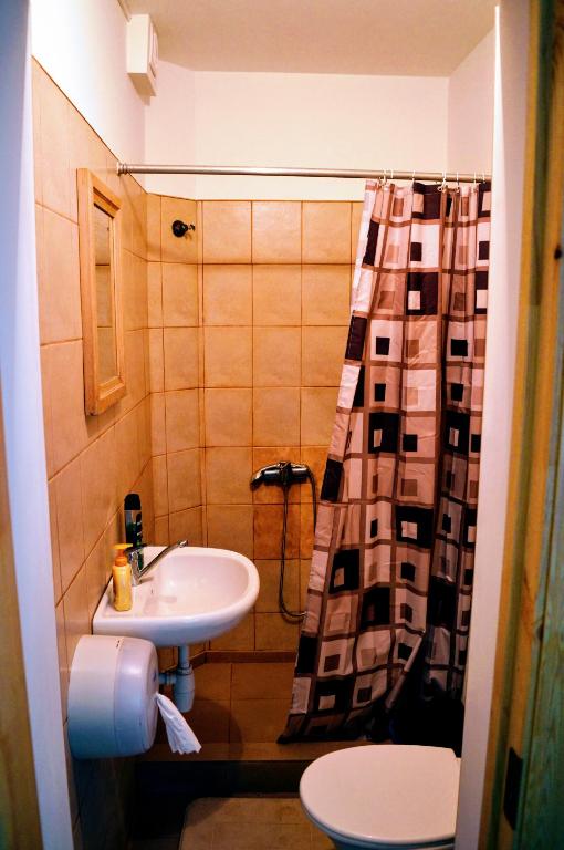 Двухместный (Двухместный номер с 2 отдельными кроватями и собственной ванной комнатой) хостела Atpūtas centrs Paideri, Алуксне