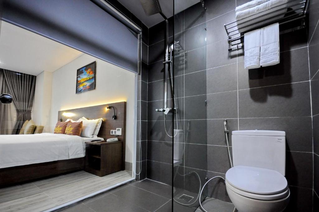 Двухместный (Двухместный номер Делюкс с 1 кроватью и балконом) отеля Crown Nguyen Hoang Hotel, Нячанг