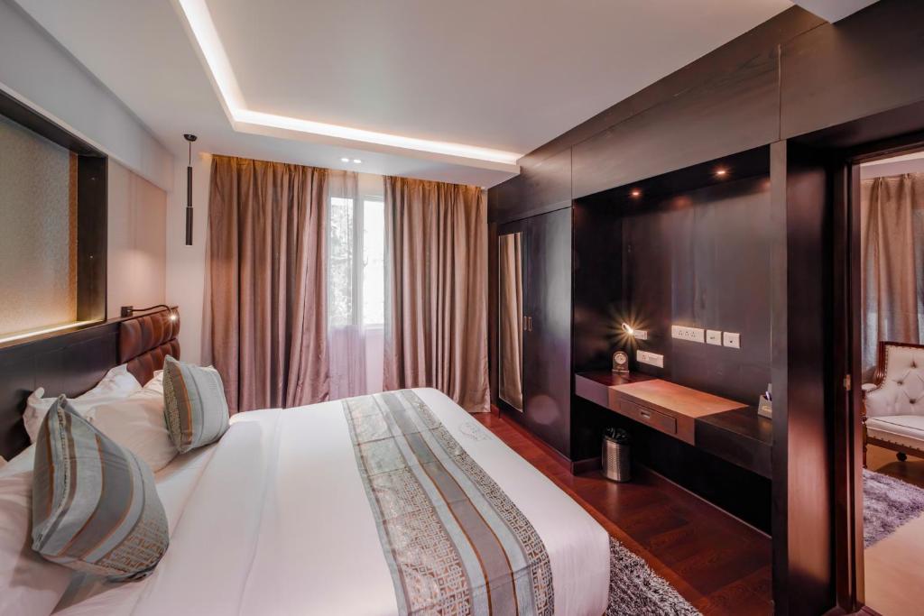 Сьюит (Суперлюкс с кроватью размера «queen-size») отеля Ambara Suites, Тривандрум