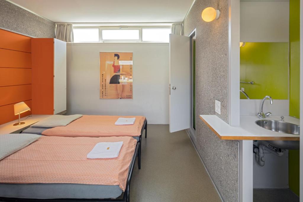 Двухместный (Двухместный номер с 1 кроватью и душем) хостела Lausanne Youth Hostel Jeunotel, Лозанна
