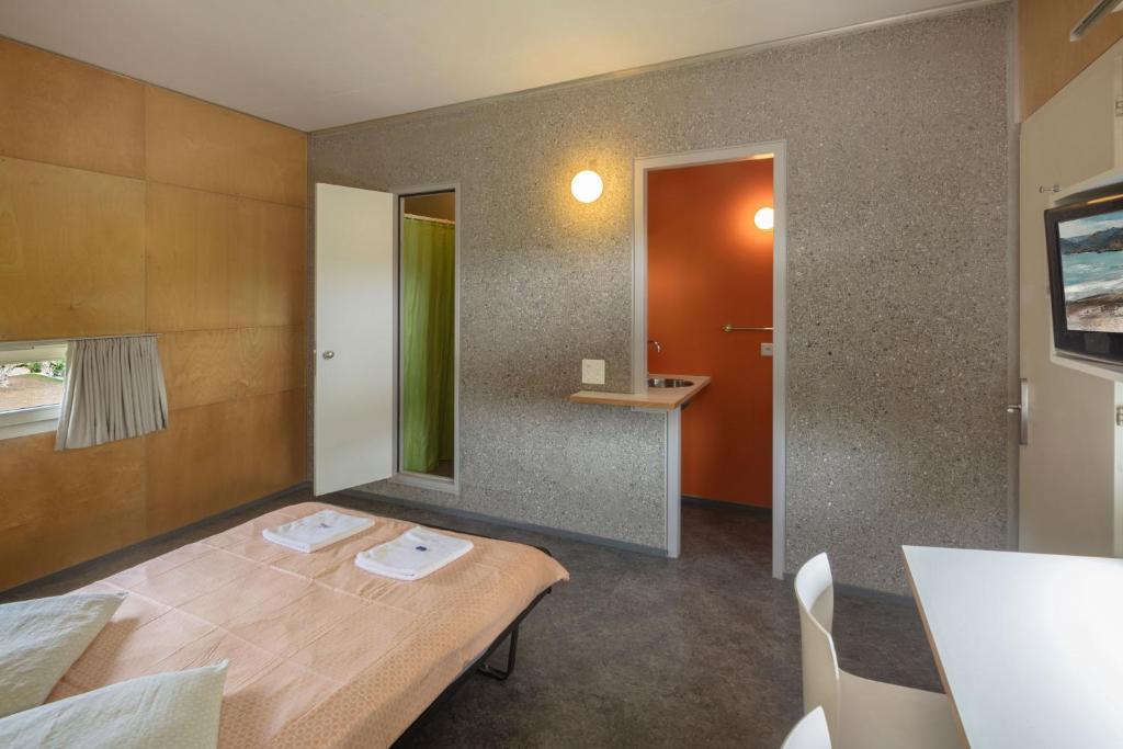 Одноместный (Одноместный номер с душем) хостела Lausanne Youth Hostel Jeunotel, Лозанна