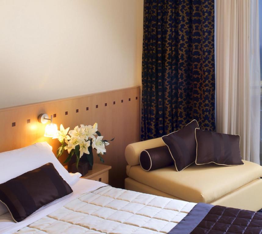 Двухместный (Двухместный номер с двуспальной кроватью и дополнительной кроватью) отеля Hotel Sporting, Римини