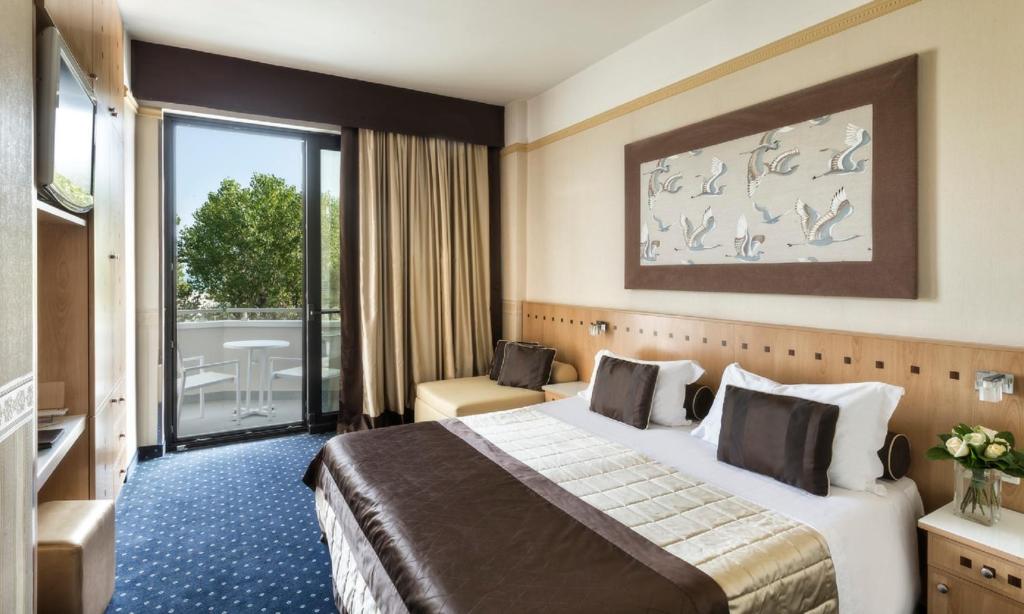 Двухместный (Улучшенный двухместный номер с 1 кроватью или 2 отдельными кроватями) отеля Hotel Sporting, Римини