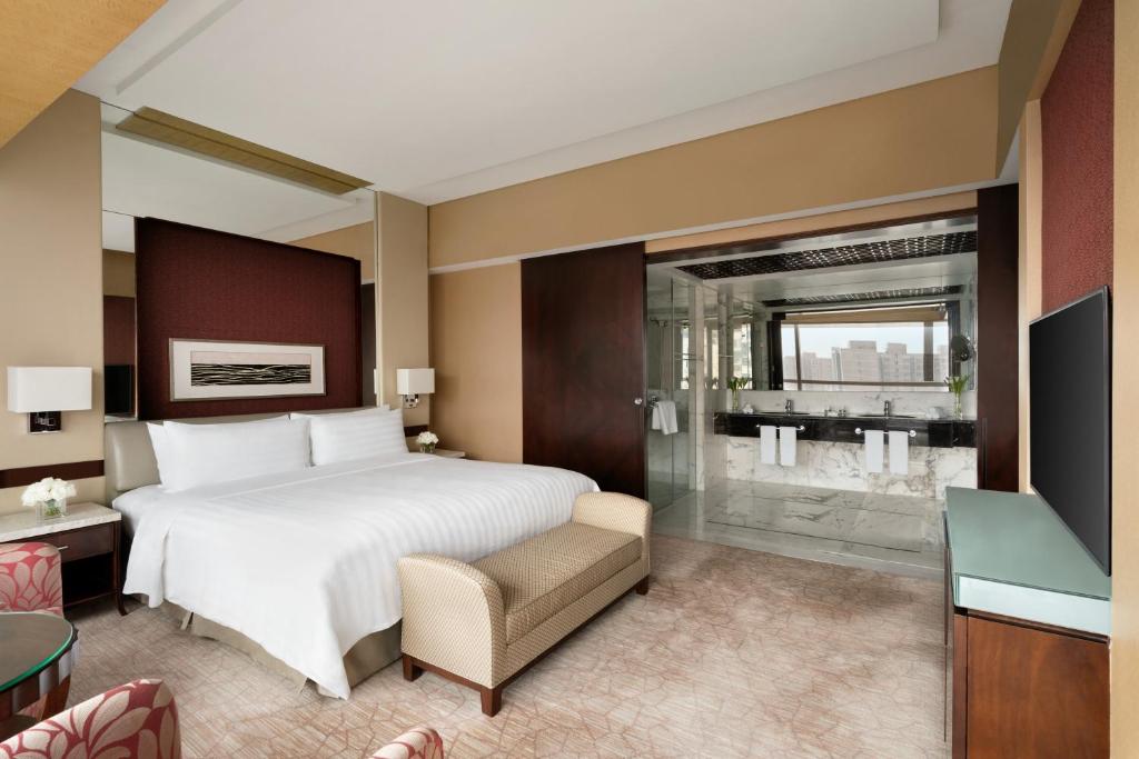 Сьюит (Дипломатический люкс в крыле Valley с бесплатным мини-баром) отеля Shangri-la Hotel Beijing, Пекин