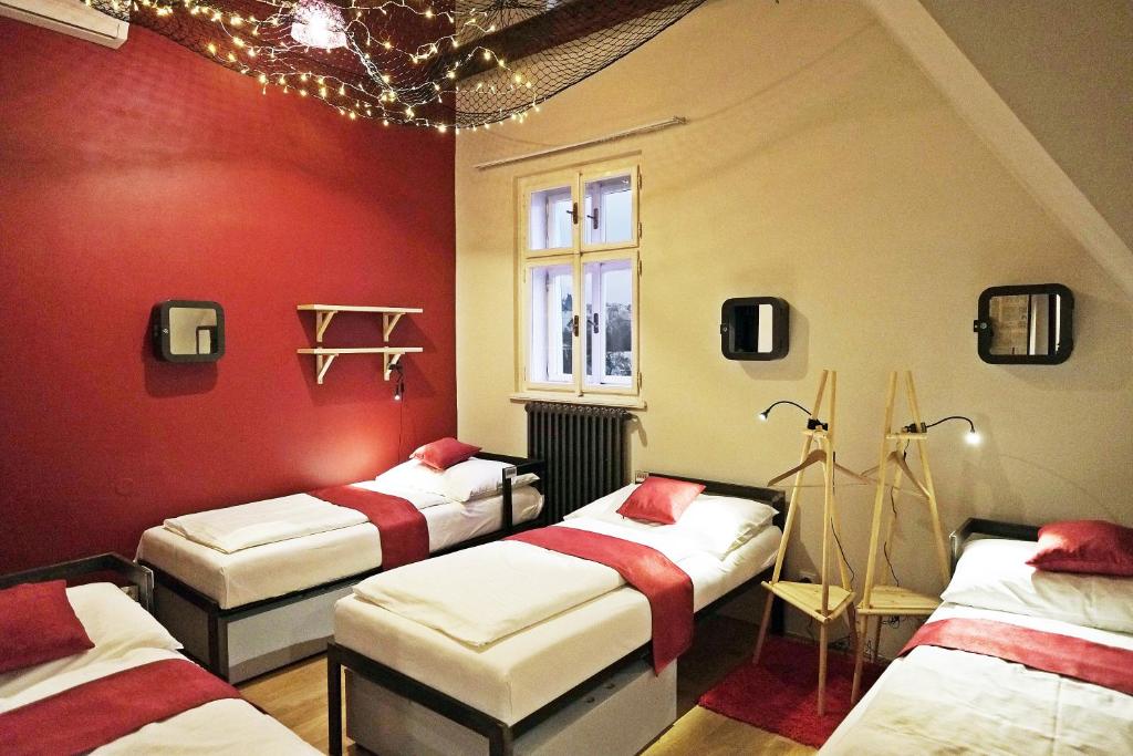 Номер (Односпальная кровать в общем номере «Премиум» для женщин) хостела Czech Inn, Прага