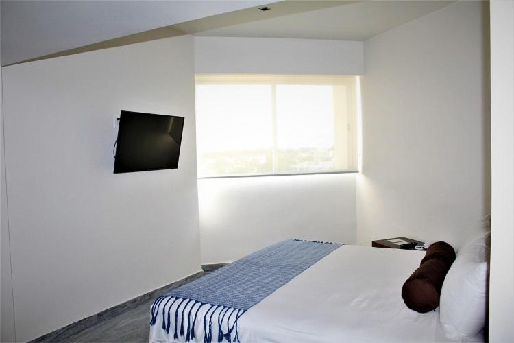 Двухместный (Улучшенный двухместный номер с 1 кроватью, вид на город) отеля Hotel Plaza Kokai Cancún, Канкун