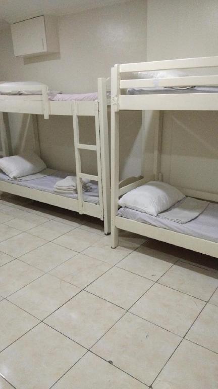 Номер (Односпальная кровать в общем мужском номере) отеля Dormitels.ph UST, Манила