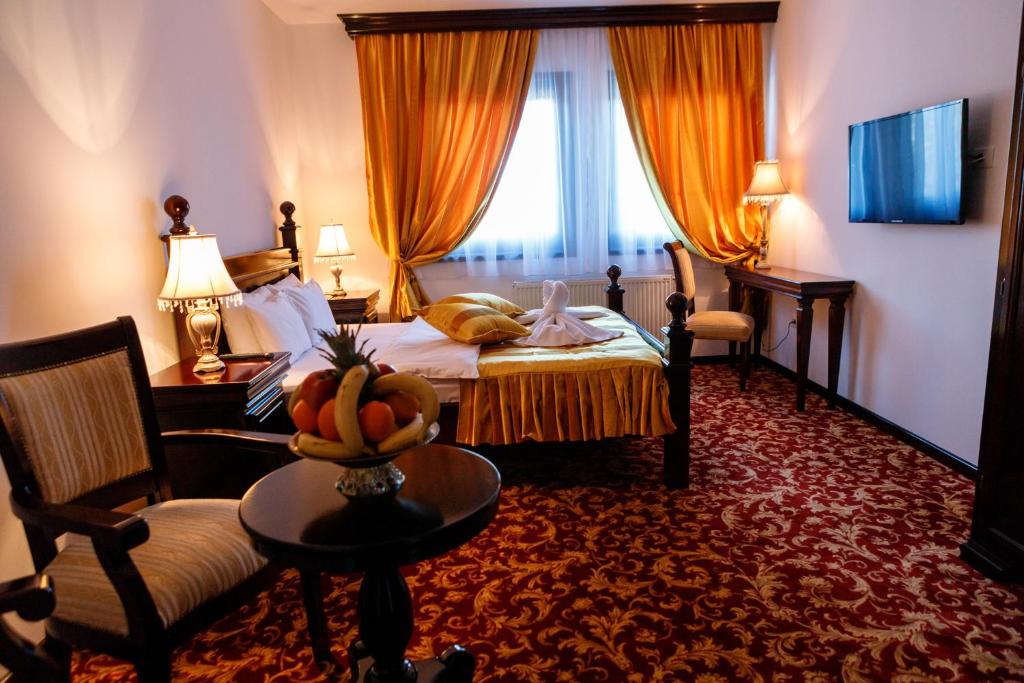 Двухместный (Номер с кроватью размера «king-size» и видом на горы) отеля Hotel Zlatarski Zlatnik, Нова-Варош