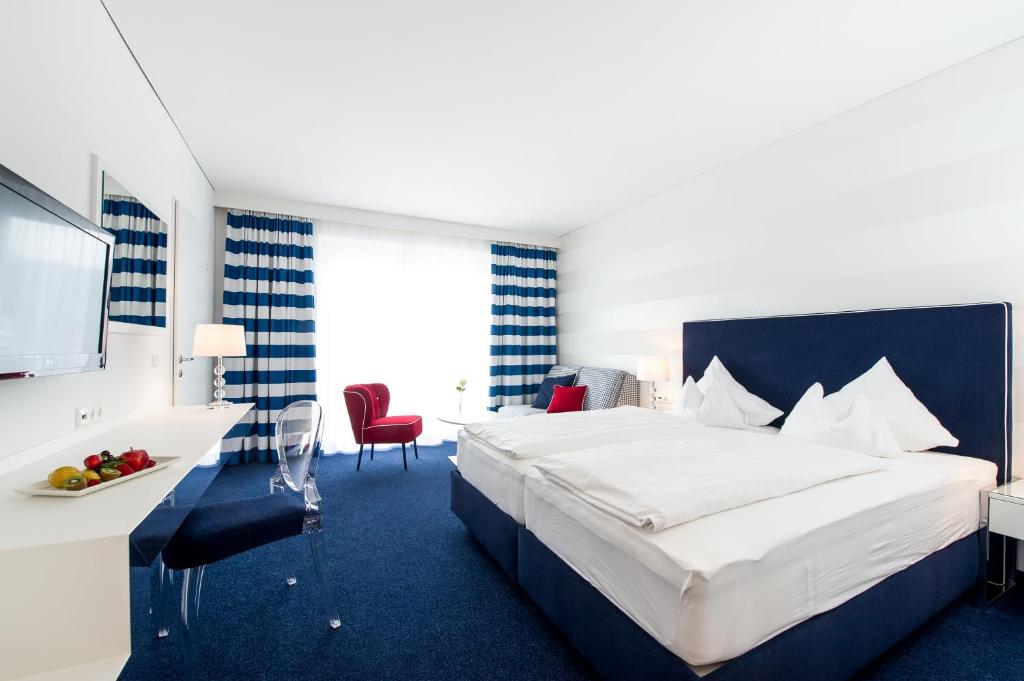 Двухместный (Deluxe Double Room with Balcony and Lake View Bathing House) отеля Werzer's Hotel Resort Pörtschach, Фельден-ам-Вёртерзе