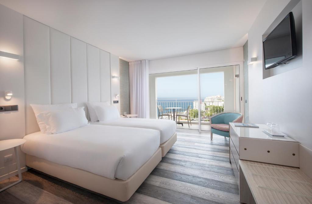 Двухместный (Двухместный номер с 1 кроватью или 2 отдельными кроватями и боковым видом на море) отеля Hotel Alto Lido, Фуншал