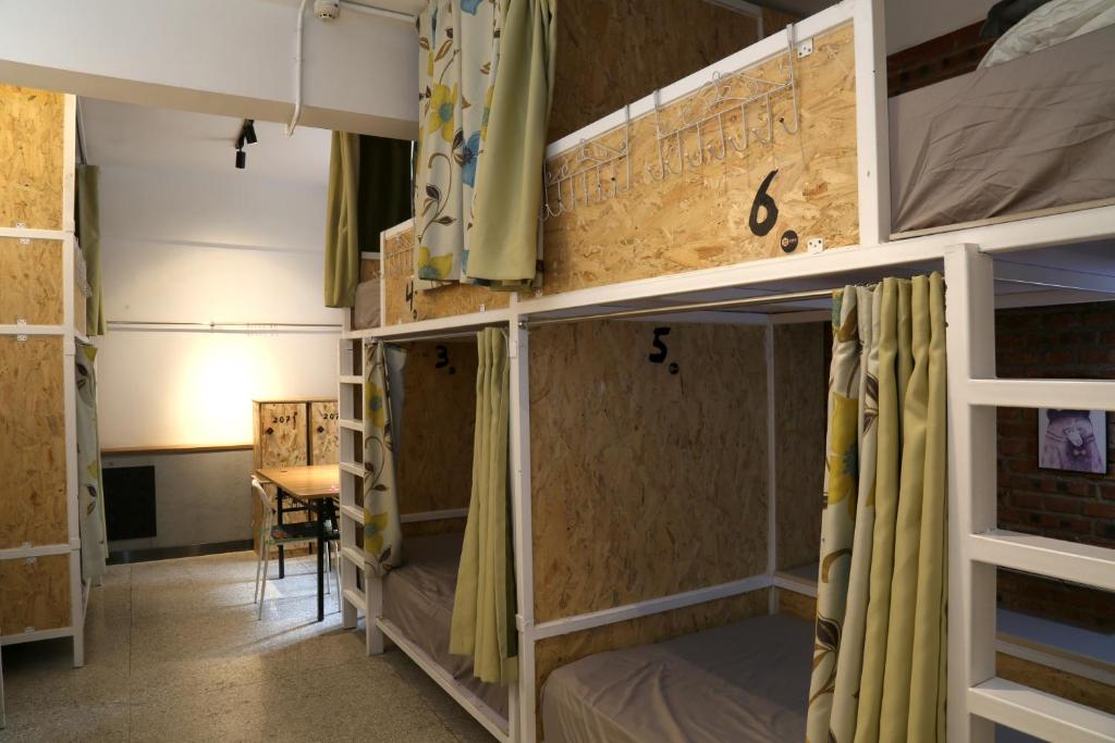 Номер (Кровать в общем 8-местном номере для мужчин) хостела LazyBee International Youth Hostel Shenyang, Шэньян
