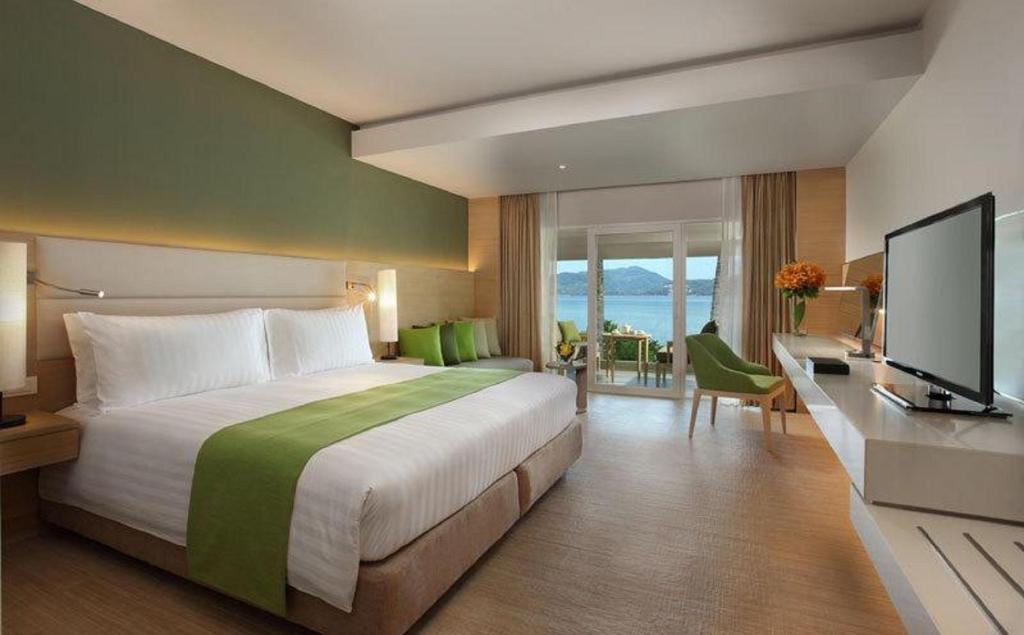 Трехместный (Двухместный номер Делюкс с 1 кроватью и видом на океан) курортного отеля Amari Phuket, Пхукет