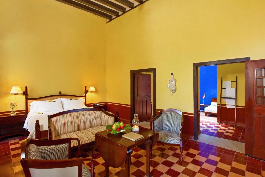 Двухместный (1 Bedroom Larger Suite, 1 King) отеля Hacienda Puerta Campeche a Luxury Collection Hotel, Кампече