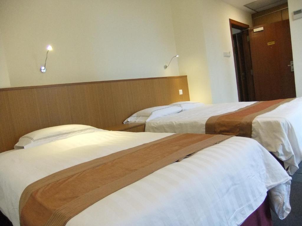 Трехместный (Стандартный номер с кроватью размера «queen-size» и односпальной кроватью) отеля New Cape Inn, Сингапур (город)