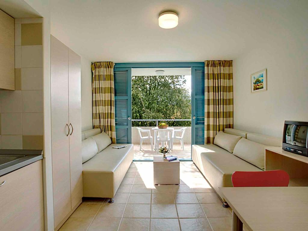 Апартаменты (Улучшенные апартаменты с 1 спальней (для 4 взрослых) - Рядом с морем) парк-отеля FKK Naturist Solaris Residence, Пореч