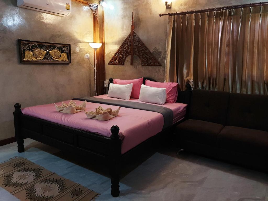 Двухместный (Номер Делюкс с кроватью размера «king-size») семейного отеля Kanecha's Home, Лампанг