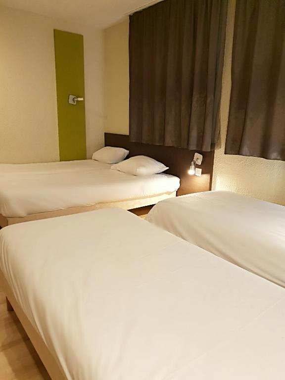 Четырехместный (Четырехместный номер с 4 односпальными кроватями) отеля Brit Hotel Primo Colmar Centre, Кольмар