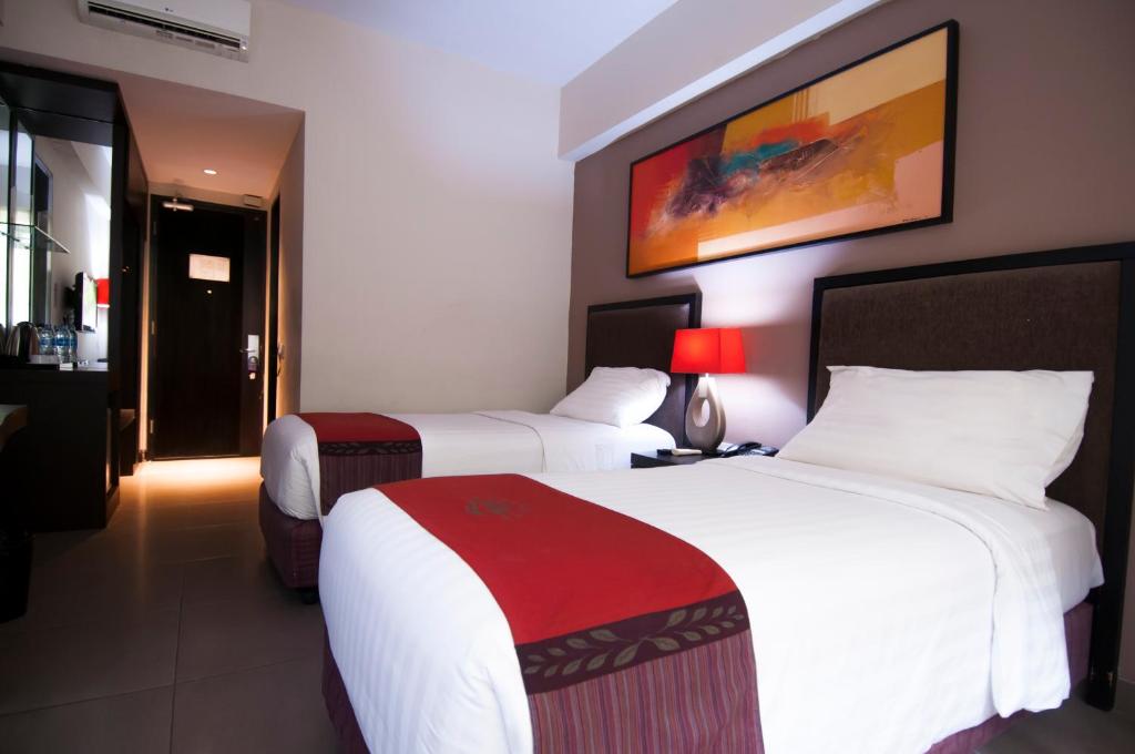 Двухместный (Улучшенный двухместный номер с 1 кроватью или 2 отдельными кроватями) отеля 100 Sunset Kuta Hotel & Ballroom, Кута