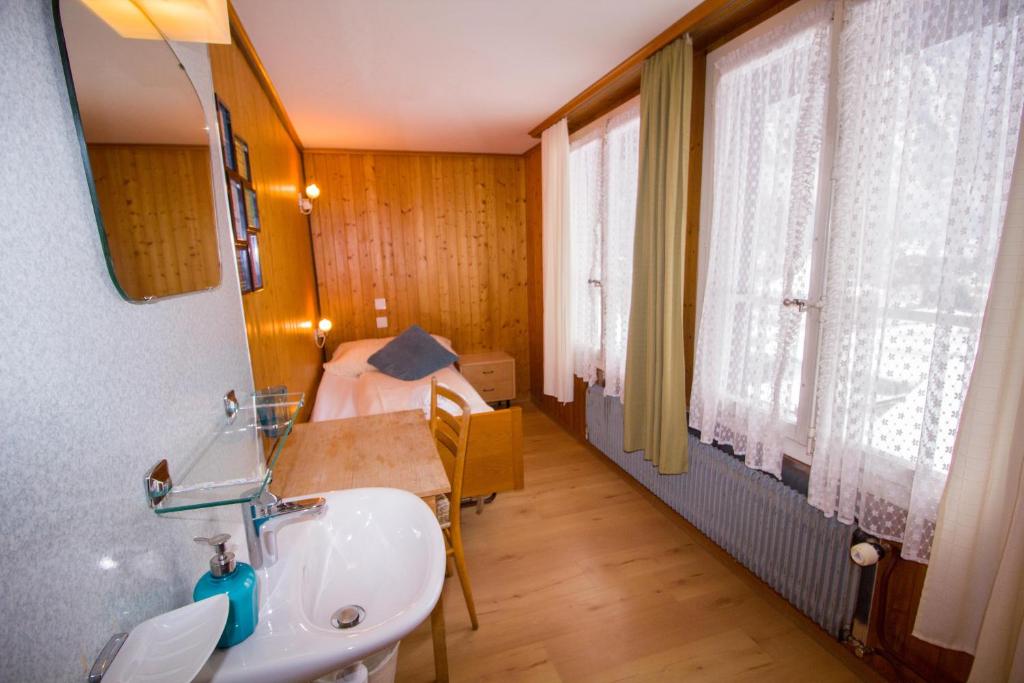 Одноместный (Одноместный номер с общей ванной комнатой) отеля Hotel Hornerpub, Лаутербруннен
